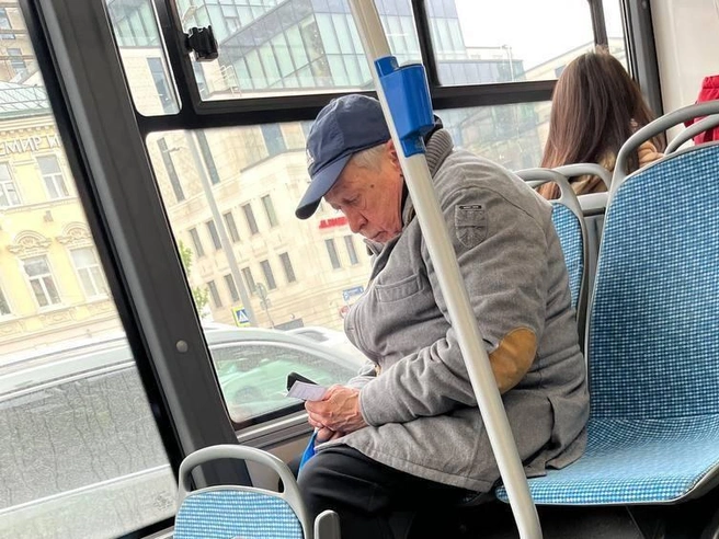 Актера Михаила Ефремова заметили в одном из автобусов в центре Москвы | Источник: Admin. Anshlak / T.me