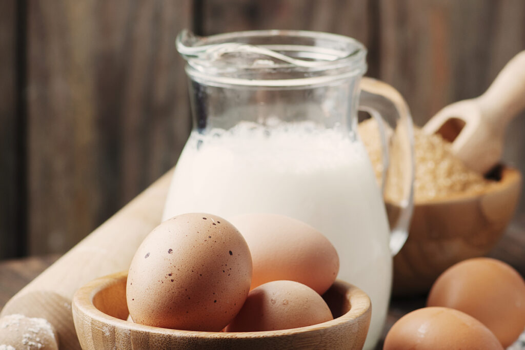 молоко и яйца на столе