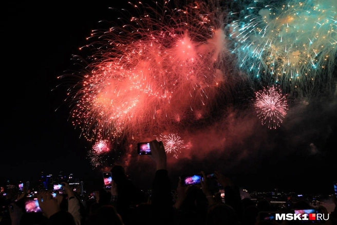Показываем лучшие кадры с праздничного салюта в Москве | Источник: Артем Устюжанин / MSK1.RU
