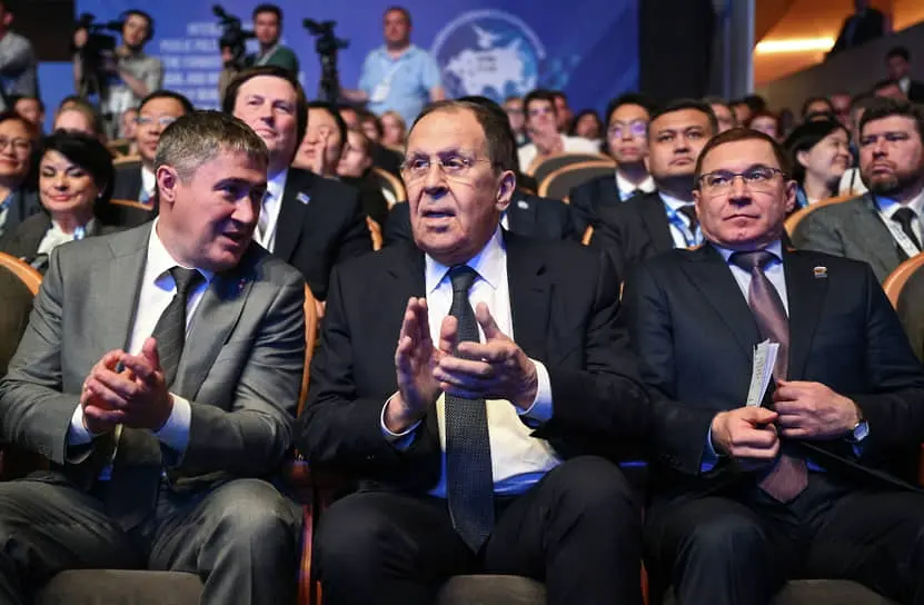 Сергей Лавров (в центре)