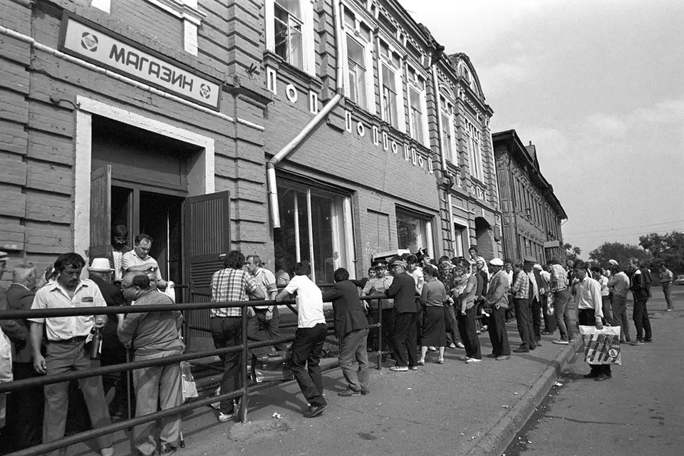 В мае 1985 года вышло постановление ЦК КПСС «О мерах по преодолению пьянства и алкоголизма, искоренению самогоноварения».