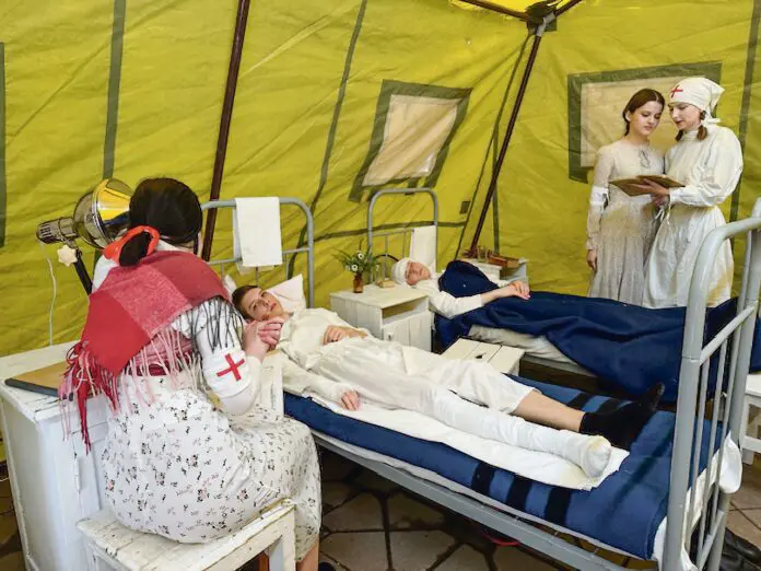 В годовщину Победы Свердловский медколледж и Красный Крест возродили подвиг медиков-0