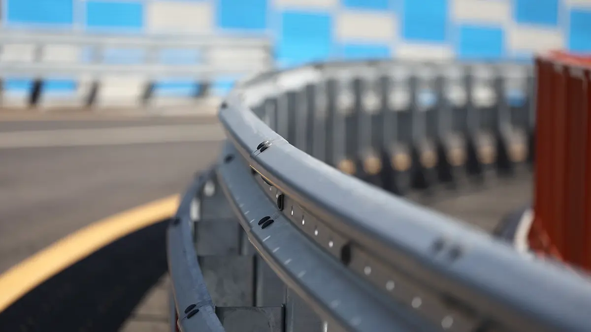 Дептранс рекомендовал москвичам выезжать только на зимней резине из-за заморозков