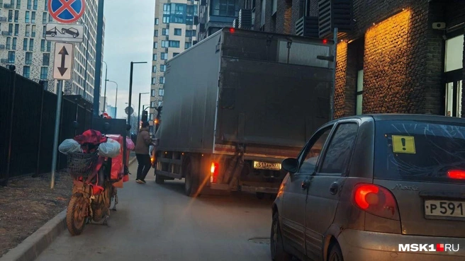 Жильцы многоэтажек столкнулись с неудобствами от даркстора в своем ЖК | Источник: читатель MSK1.RU