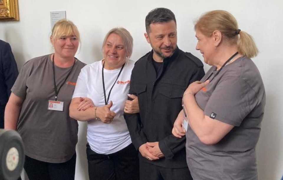 Зеленский побывал в парламенте Чешской республики, где его ждала встреча со счастливыми обладательницами и пользовательницами «безвиза» в ЕС.