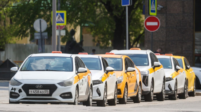 yaroslav nilov i gosduma obsudili mery protiv rosta czen na taksi v moskve-urbandigest-ru-174661139600-0
