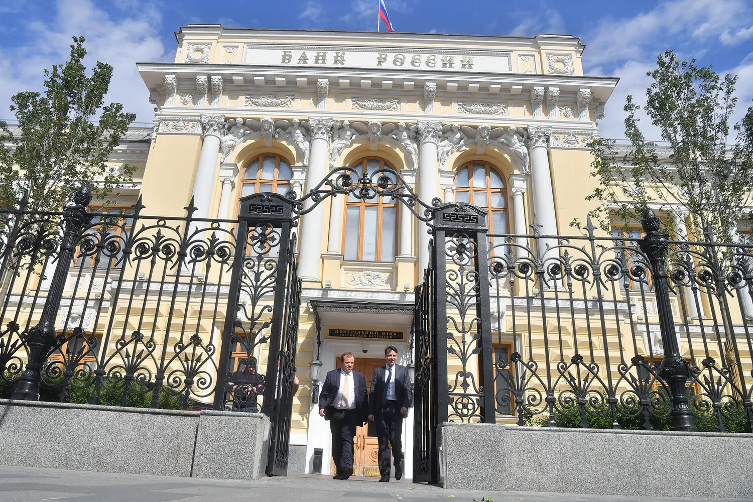 Центральный банк России снизил ключевую ставку до 20% и поддерживает экономику-0