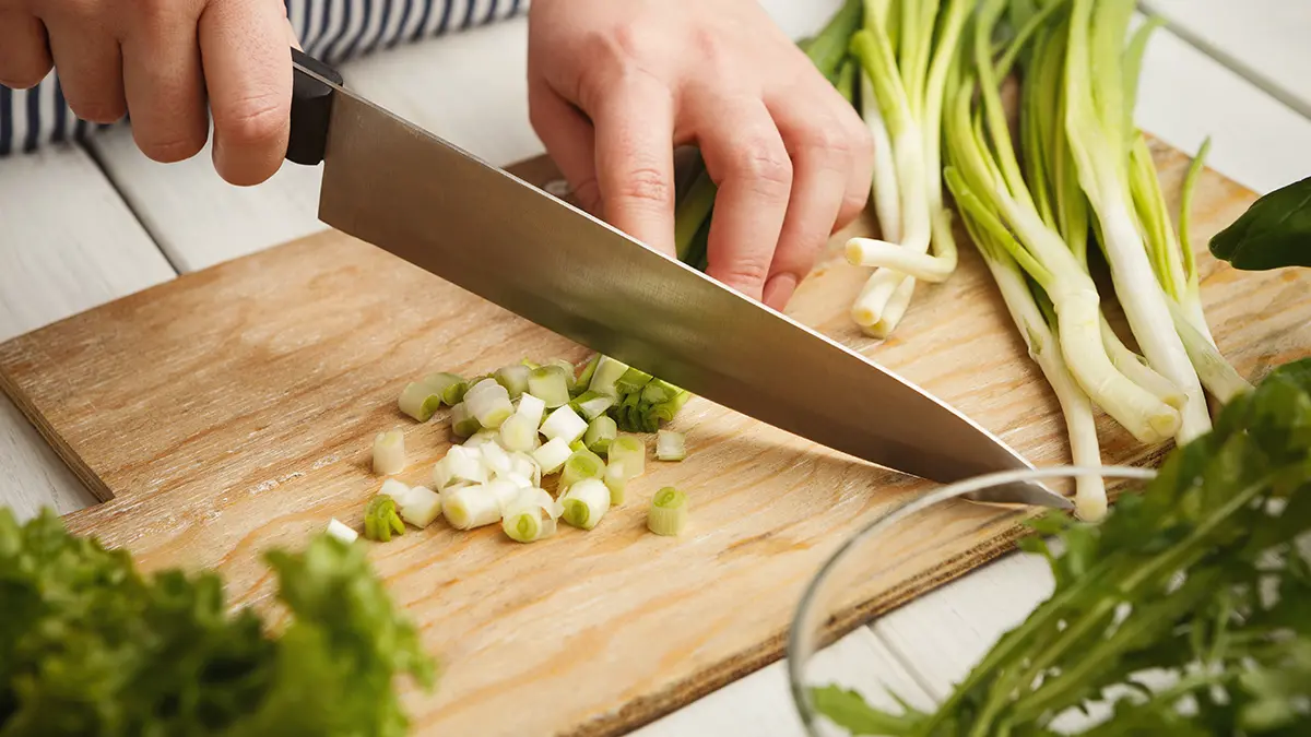 Зеленый лук: польза, вред, как выбрать, правильно хранить и в каком виде лучше есть