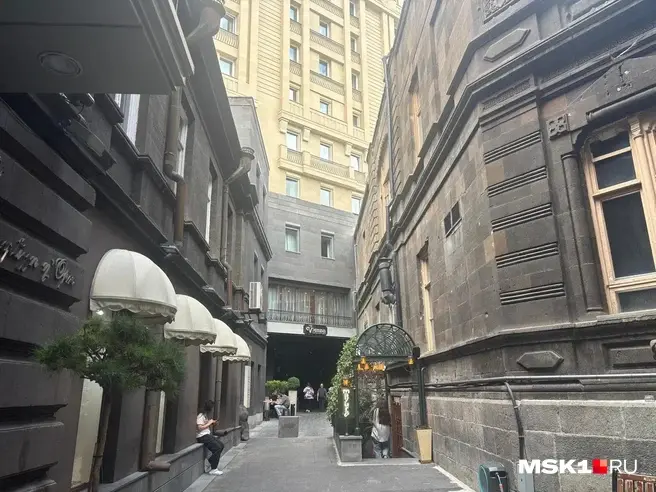 В Ереване современная архитектура соседствует со старинной | Источник: Дмитрий Капустин / MSK1.RU