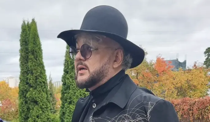 Королевская щедрость: Киркоров раздавал пачки денег у гроба Моисеева