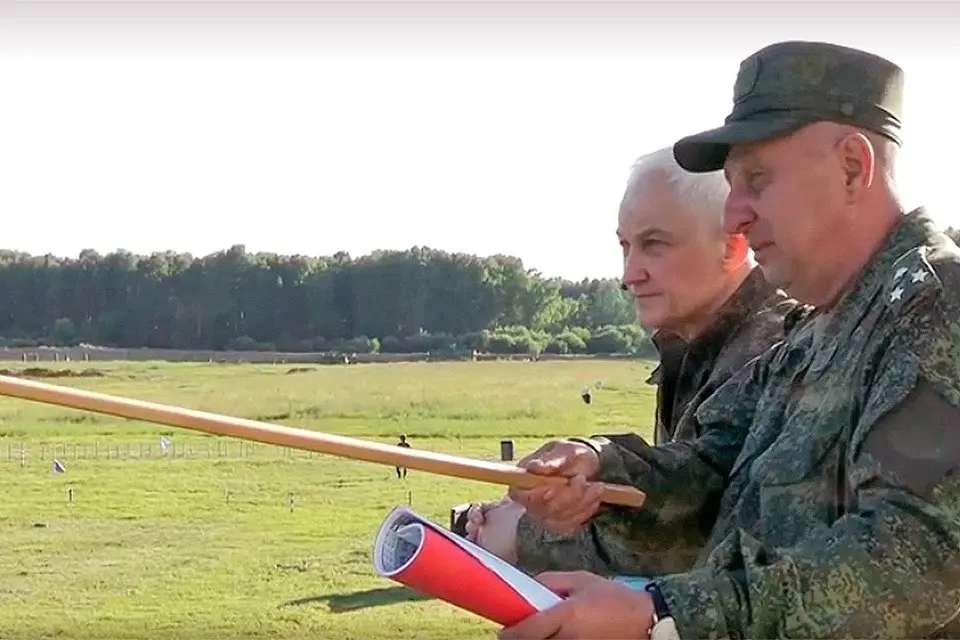 Министр обороны России Андрей Белоусов посетил полигон Новосибирского высшего военного командного училища, где готовят офицеров для подразделений спецназа.