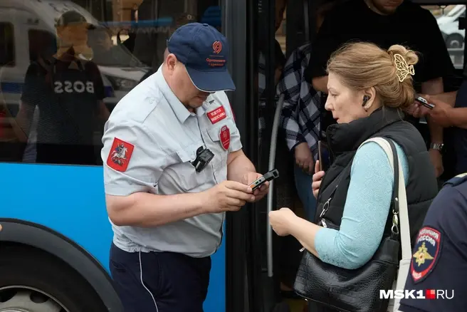 На днях у метро «Теплый Стан» прошел рейд по выявлению безбилетников в общественном транспорте | Источник: Дмитрий Толстошеев / MSK1.RU