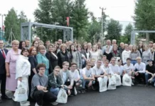 Людмила Бабушкина и Олег Нейфельд поддержали новую «Аллею медалистов» в Богдановиче lyudmila babushkina ioleg nejfeld podderzhali novuyu alleyu medalistov vbogdanoviche-urbandigest-ru-0