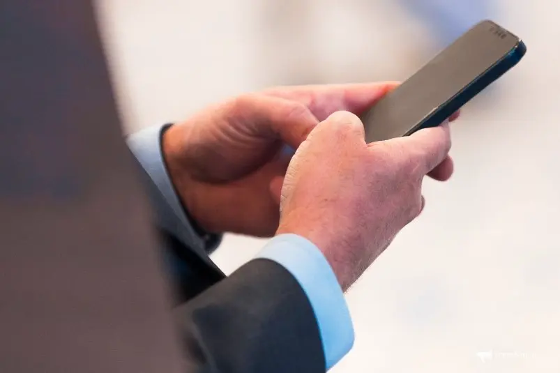 Бизнесмен со смартфоном Илья Аверьянов, ИА PrimaMedia