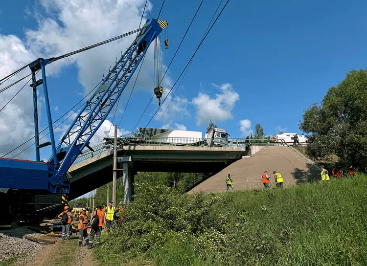МЧС и МВД проводят совместную работу на месте происшествия с поездом №86-0