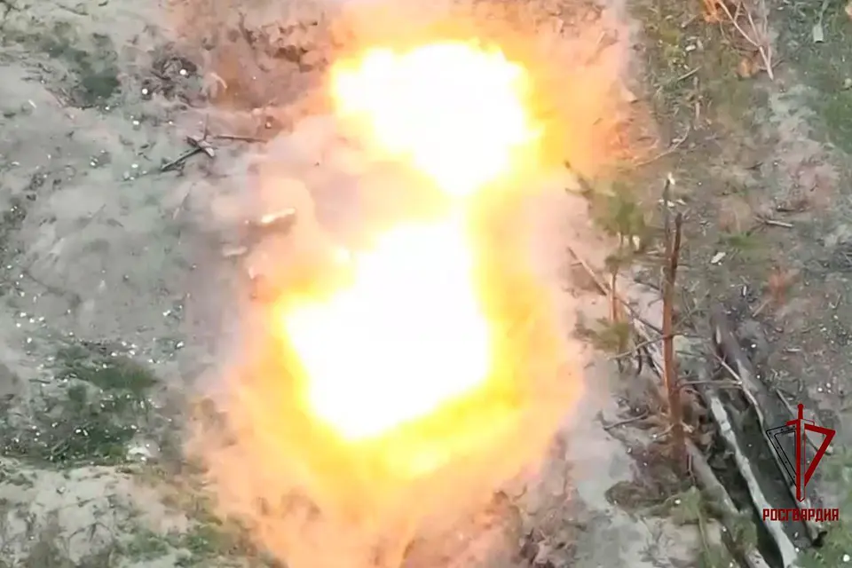 Оператор FPV-дрона Росгвардии точным попаданием обрушил перекрытия подземного укрытия на военнослужащих ВСУ в Харьковской области