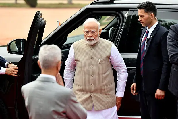 Нарендра Моди (в центре)