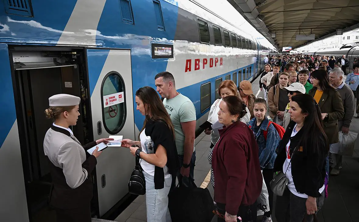 Пассажиры садятся в скоростной двухэтажный поезд  Аврора  (Москва   Санкт-Петербург) на Ленинградском вокзале в Москве, 11 июня 2025 года (Сергей Бобылев / РИА Новости)