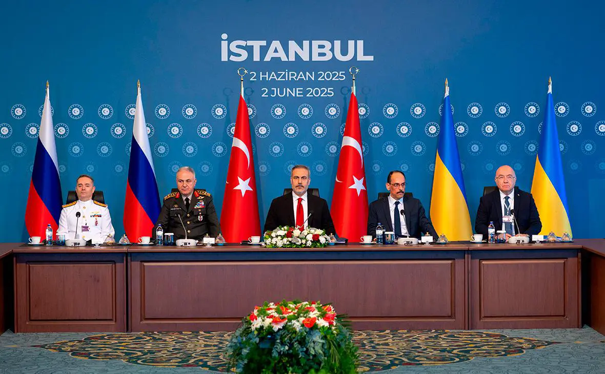 Члены украинской и российской делегаций во время переговоров под председательством Хакана Фидана (в центре), Стамбул, Турция, 2 июня 2025 года (МИД Турции / Getty Images)