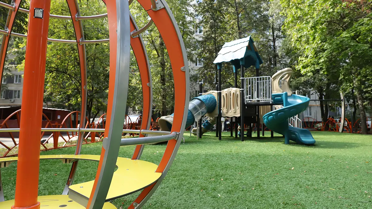 СК возбудил дело после падения девочки с высоты на детской площадке в Балашихе