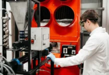 Томский политехнический университет и Минобрнауки представили новую установку Кирилла Ларионова для ускоренных испытаний топлива tomskij politehnicheskij universitet i minobrnauki predstavili novuyu ustanovku kirilla larionova dlya uskorennyh ispytanij topliva-urbandigest-ru-0