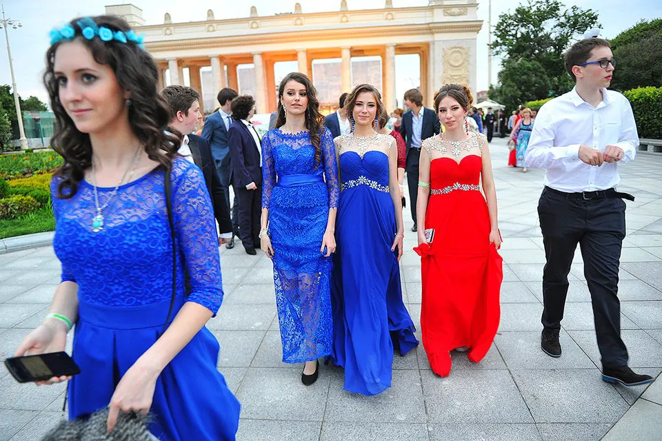 Траты на выпускной превысили треть среднего заработка родителей по данным Росстат-0