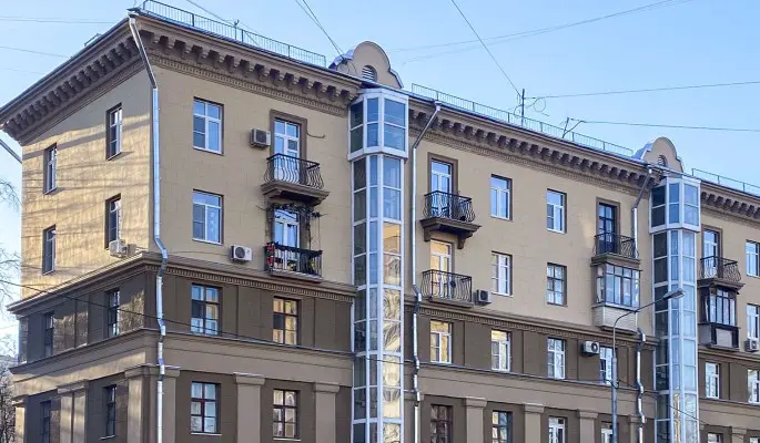 В Москве отремонтировали жилые дома с иониками на фасадах