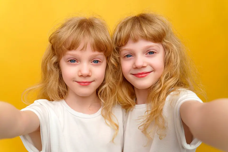 Сегодня в мире - больше 80 миллионов пар близнецов. И порой судьба с младенчества их разделяет.