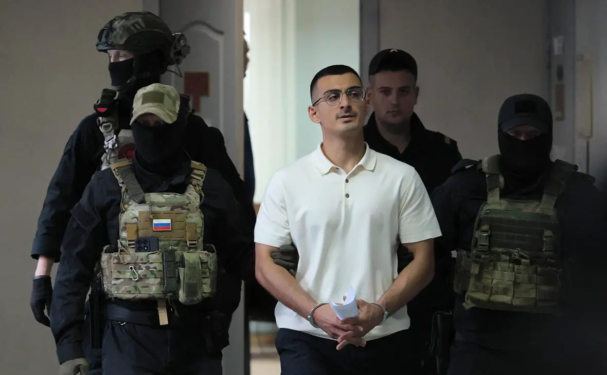 Мутвалы Шыхлински, обвиняемый в насилии в отношении представителя власти, во время избрания ему меры пресечения в Ленинском районном суде Екатеринбурга, 16 июля 2025 года (Ирина Семенова / РИА Новости)