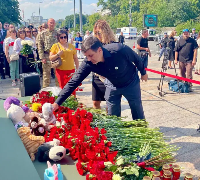 Андрей Цыкун и Ольга Макеева на памятном митинге в Москве в поддержку детей Донбасса-0