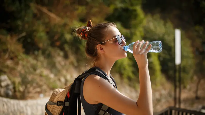 Врач советует в путешествиях пить только бутилированную или кипячёную воду