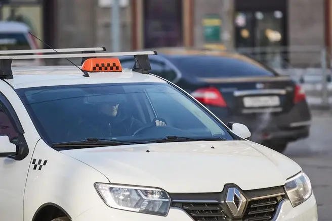 Такси становится дорогим удовольствием, а не привычной услугой | Источник: Александр Ощепков / NGS.RU