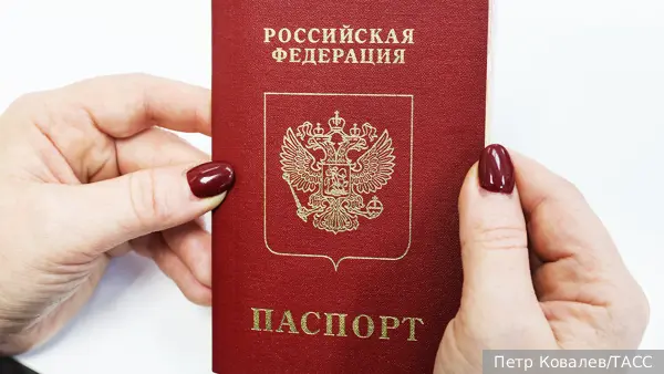 Литва и Латвия отказались признавать пятилетние загранпаспорта россиян
