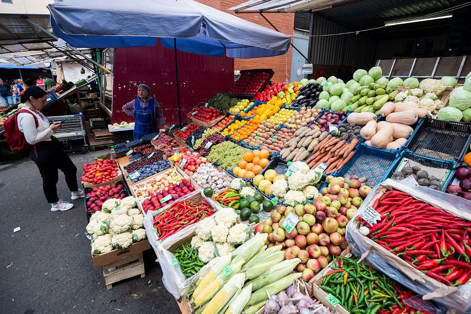 Июнь – пик урожая капусты, помидоров, огурцов. Вот они и дешевеют на глазах