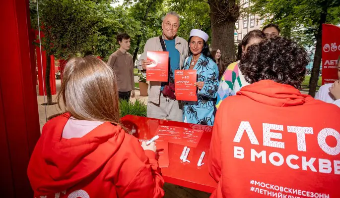 Участниками чемпионата в "Камень, ножницы, бумагу" на Тверском бульваре стали более 10 тысяч человек