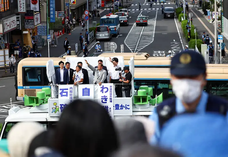 Выступление премьер-министра Японии Сигэру Исибы перед сторонниками на выборах