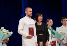 Татьяна Савинова и Денис Паслер чествуют рекордных 3879 выпускников медколледжа tatyana savinova i denis pasler chestvuyut rekordnyh 3879 vypusknikov medkolledzha-urbandigest-ru-0