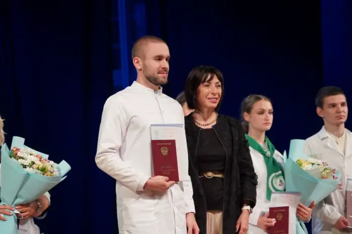 Татьяна Савинова и Денис Паслер чествуют рекордных 3879 выпускников медколледжа-0