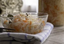 Алексей Воронецкий из РЭУ им. Плеханова делится рецептом квашеной капусты с клюквой aleksej voroneczkij iz reu im plehanova delitsya reczeptom kvashenoj kapusty s klyukvoj-urbandigest-ru-0