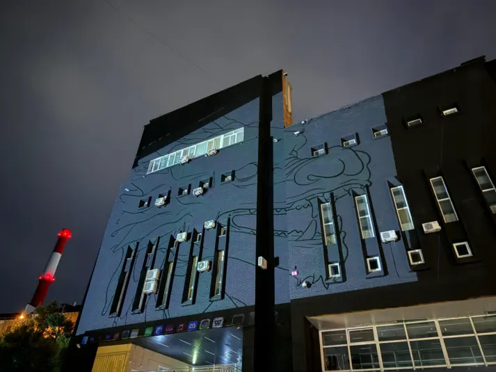 На спорткомплексе &quotОлимпиец&quot во Владивостоке начали создавать мурал с драконом ИА PrimaMedia