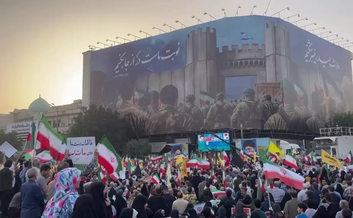 Митинг на центральной площади в Тегеране (РИА Новости)