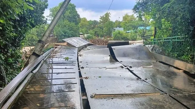 Мост снесло потоками воды в Лермонтово | Источник: Туапсе Инфо / Telegram 