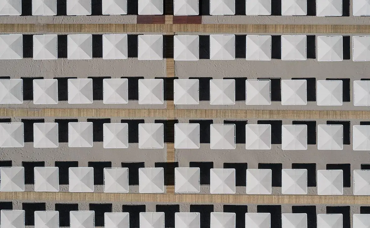 Вид на пляжные зонтики в Анталье, Турция (Chris McGrath / Getty Images)