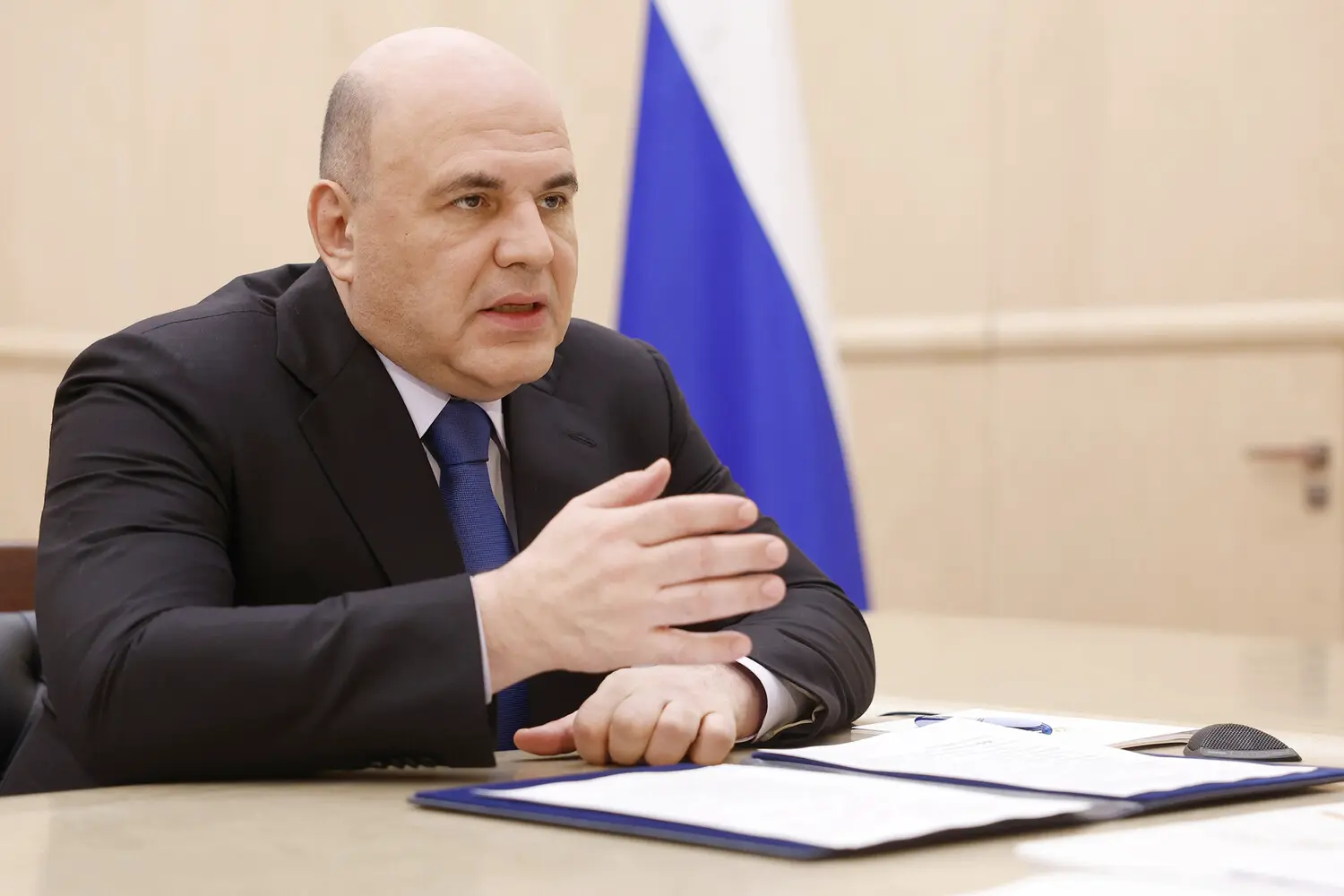 Михаил Мишустин и Владимир Путин поздравляют строителей с созидательным успехом-0