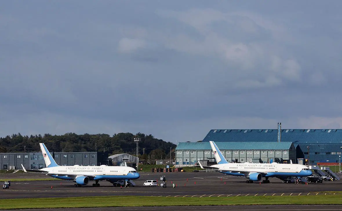 Самолёты вице-президента США Джей Ди Вэнса и сопровождающих его лиц на взлётно-посадочной полосе аэропорта Прествик, Шотландия, 15 августа 2025 г. (Russell Cheyne / Reuters)