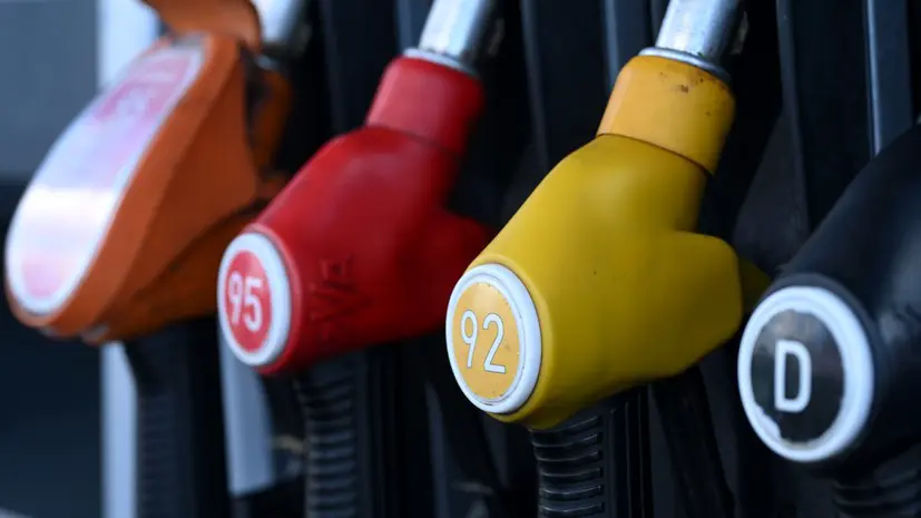 Высокий спрос и спад предложения: чем вызван рекордный рост оптовых цен на бензин в России