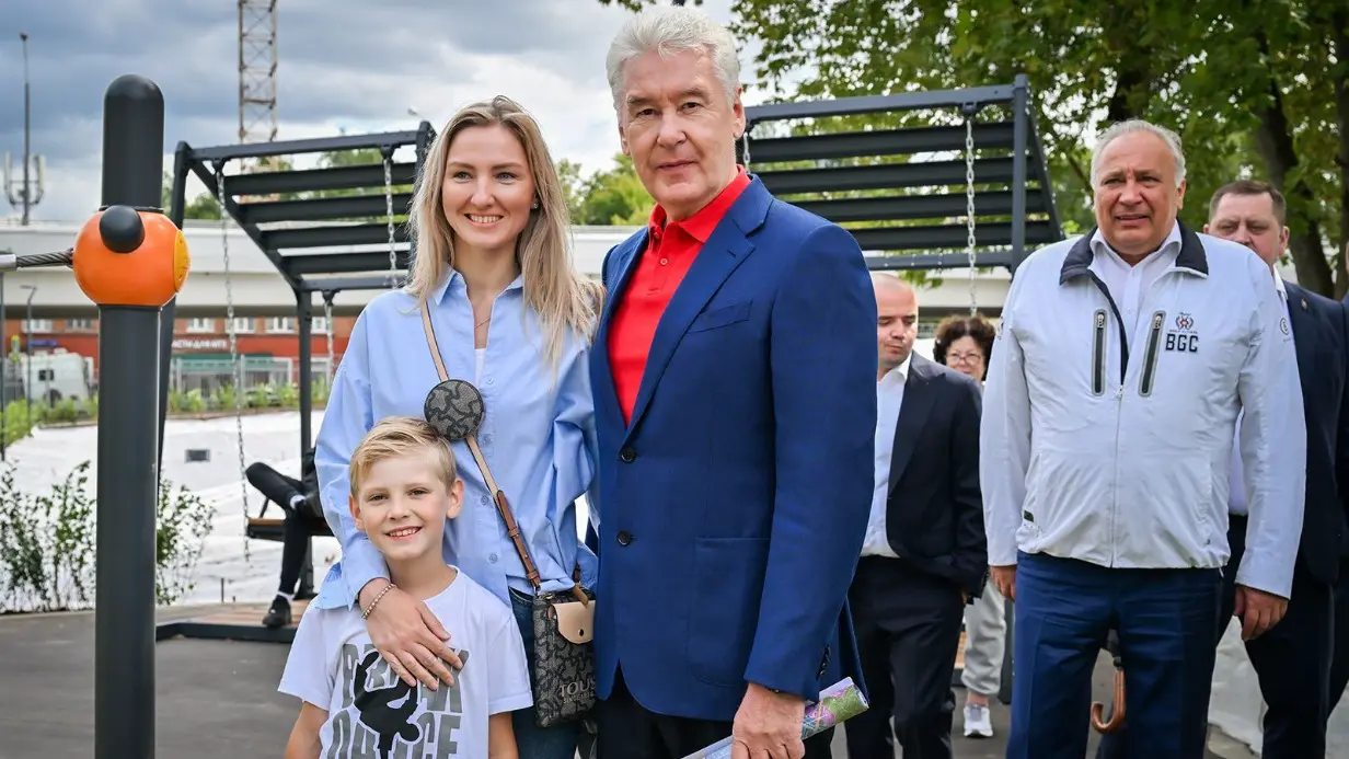 Мэр Москвы Сергей Собянин поинтересовался у жительницы Можайского района Анны Коняевой и ее сына Славы, нравится ли им обновленное пространство у пруда