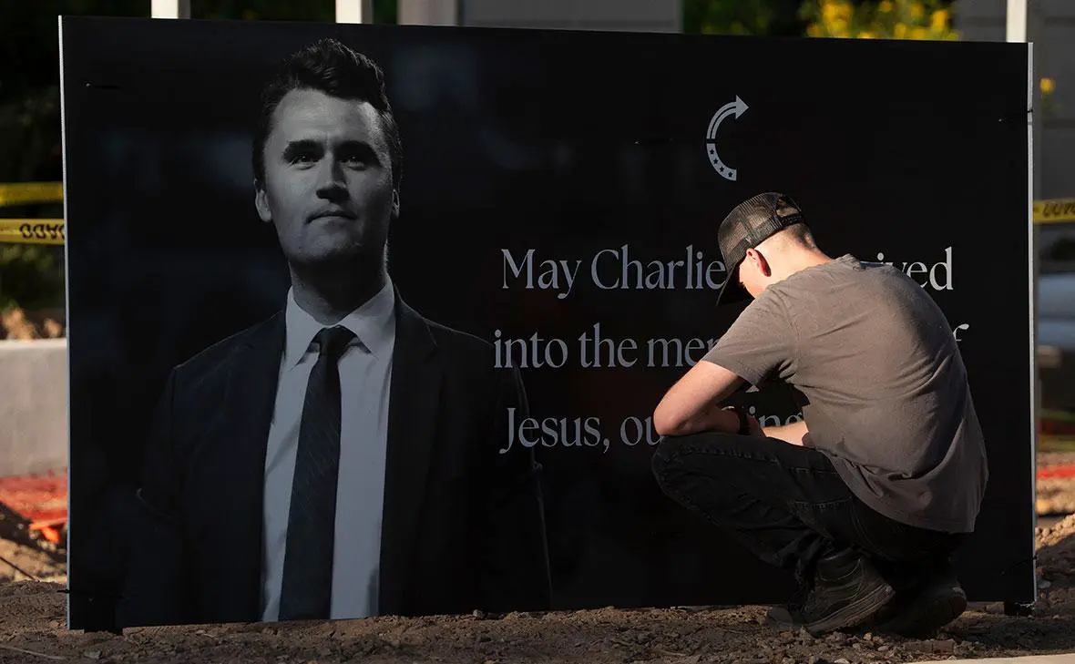 Жители Аризоны оплакивают  Чарли Кирка у здания штаб-квартиры Turning Point USA в Финиксе, США, 10 сентября 2025 года (Rebecca Noble / Getty Images)