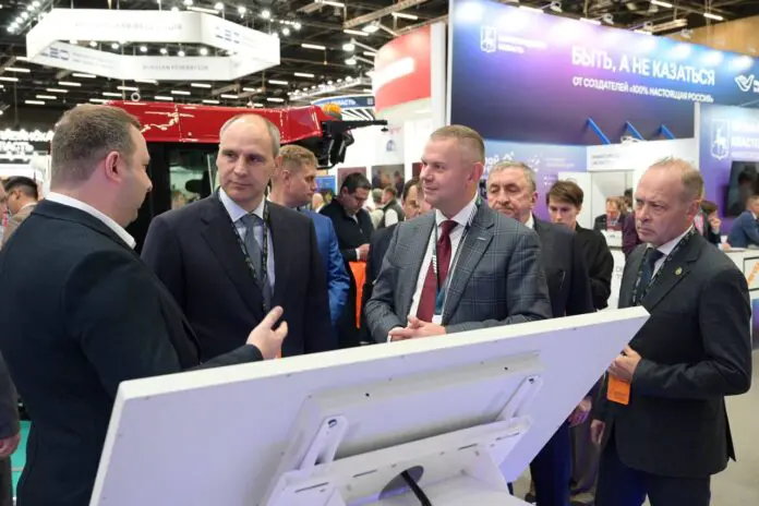 Денис Паслер обсуждает на ИННОПРОМ в Минске перспективы для Свердловской области и Беларуси-0