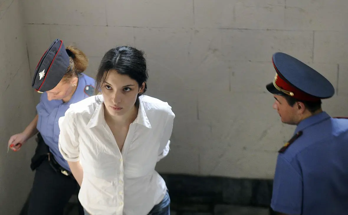 Евгения Хасис в здании Басманного суда, Москва, 2010 г. (Владимир Астапкович / ТАСС)